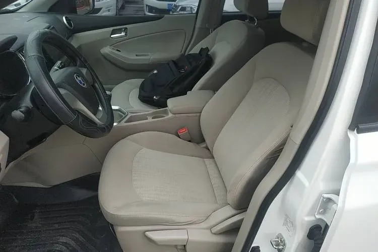 2015 Venucia T70 1.6L 121HP L4 5MT,autocango,china used car exporter,china ev exporter,chinese used car exporter,chinese used ev exporter