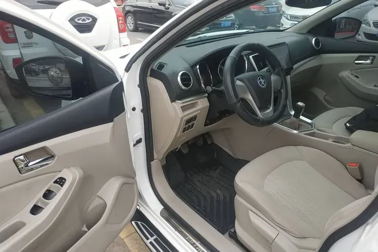 2015 Venucia T70 1.6L 121HP L4 5MT,autocango,china used car exporter,china ev exporter,chinese used car exporter,chinese used ev exporter