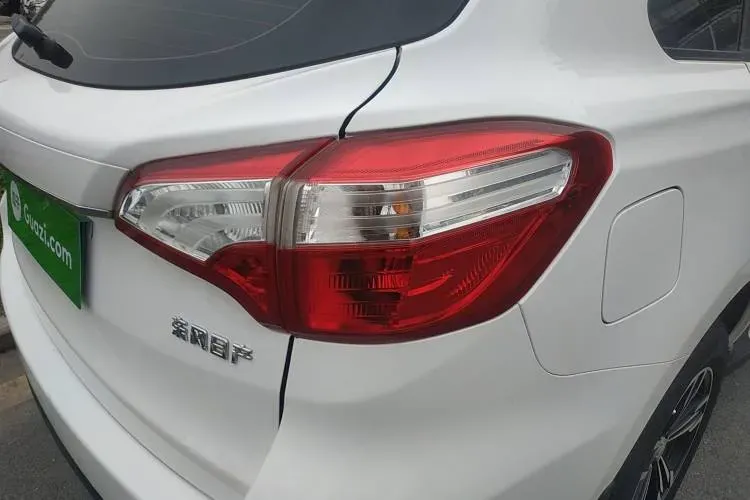 2015 Venucia T70 1.6L 121HP L4 5MT,autocango,china used car exporter,china ev exporter,chinese used car exporter,chinese used ev exporter