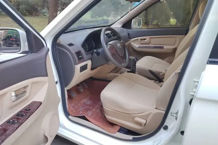 2015 BAIC WeiWang M30 1.5L 116HP L4 5MT,autocango,china used car exporter,china ev exporter,chinese used car exporter,chinese used ev exporter