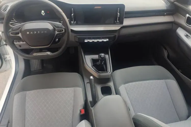 2020 BaoJun RC-5 1.5L 99HP L4 6MT,autocango,china used car exporter,china ev exporter,chinese used car exporter,chinese used ev exporter