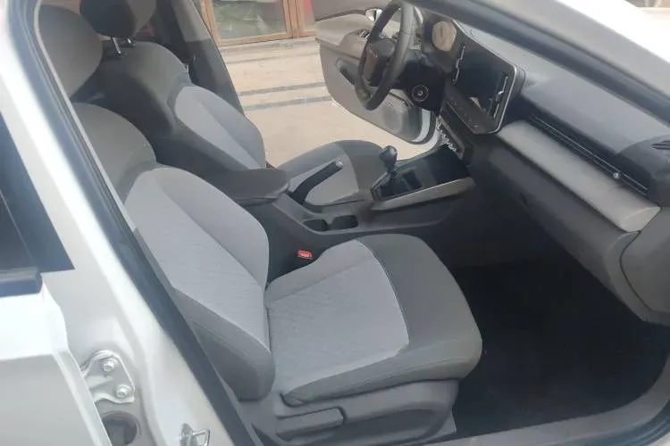 2020 BaoJun RC-5 1.5L 99HP L4 6MT,autocango,china used car exporter,china ev exporter,chinese used car exporter,chinese used ev exporter