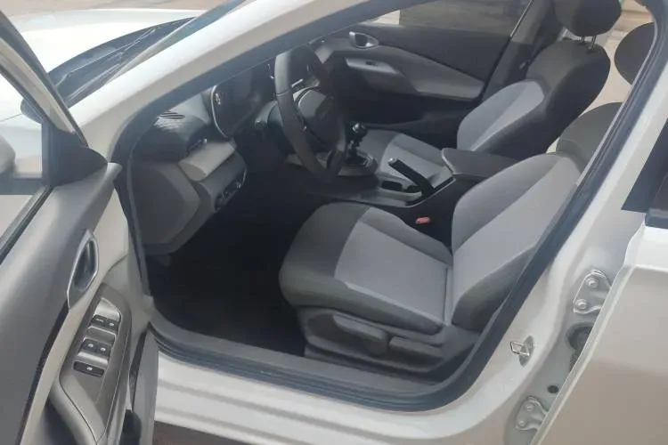 2020 BaoJun RC-5 1.5L 99HP L4 6MT,autocango,china used car exporter,china ev exporter,chinese used car exporter,chinese used ev exporter