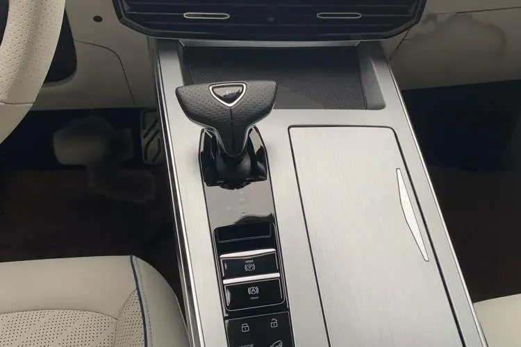 2022 Roewe Whale 2.0T 231HP L4 8AT,autocango,china used car exporter,china ev exporter,chinese used car exporter,chinese used ev exporter