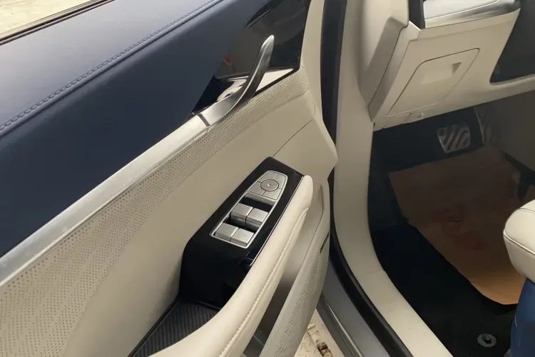 2022 Roewe Whale 2.0T 231HP L4 8AT,autocango,china used car exporter,china ev exporter,chinese used car exporter,chinese used ev exporter