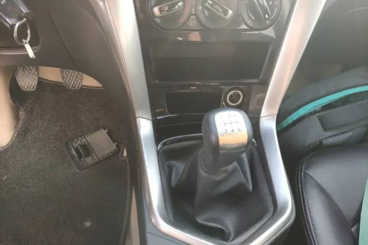 2016 Venucia T70 1.6L 121HP L4 5MT,autocango,china used car exporter,china ev exporter,chinese used car exporter,chinese used ev exporter