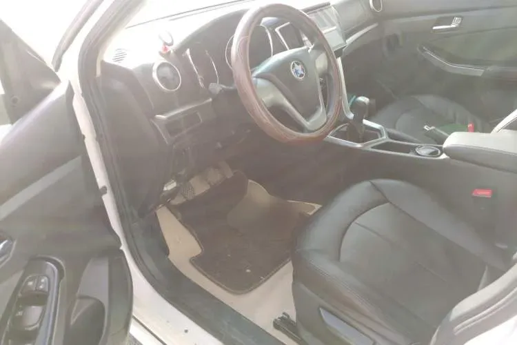 2016 Venucia T70 1.6L 121HP L4 5MT,autocango,china used car exporter,china ev exporter,chinese used car exporter,chinese used ev exporter