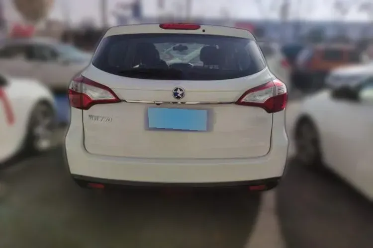 2016 Venucia T70 1.6L 121HP L4 5MT,autocango,china used car exporter,china ev exporter,chinese used car exporter,chinese used ev exporter