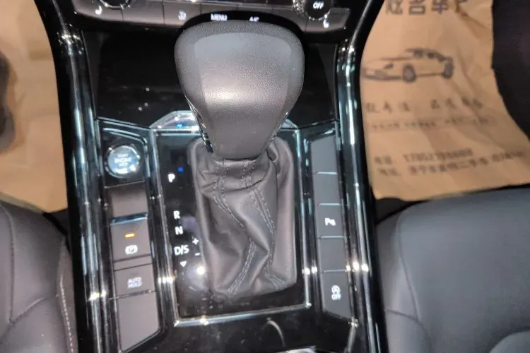 2018 Volkswagen Phideon 2.0T 224HP L4 7DCT,autocango,china used car exporter,china ev exporter,chinese used car exporter,chinese used ev exporter