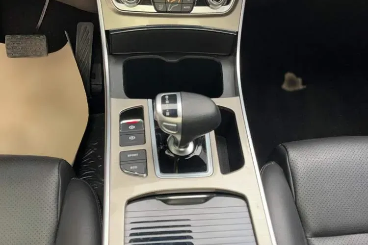 2020 Landwind RongYao 1.5T 163HP L4 7DCT,autocango,china used car exporter,china ev exporter,chinese used car exporter,chinese used ev exporter