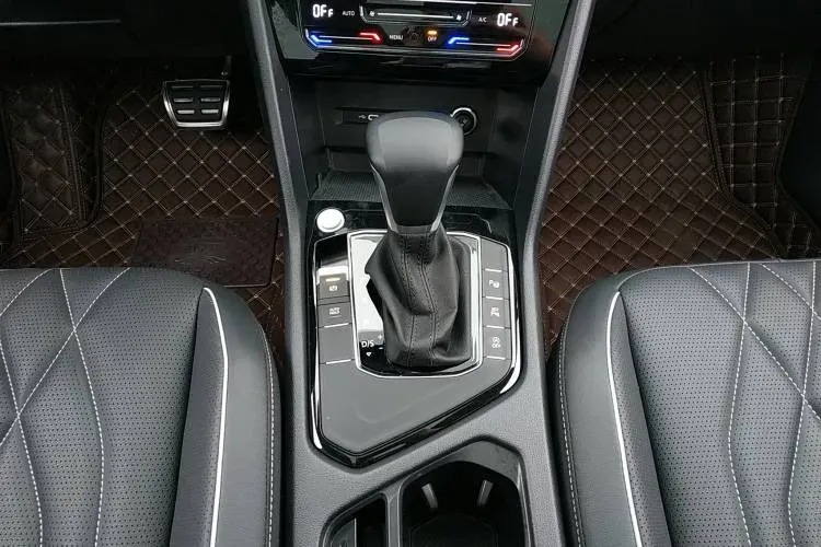 2022 Volkswagen Tiguan L 2.0T 186HP L4 7DCT,autocango,china used car exporter,china ev exporter,chinese used car exporter,chinese used ev exporter