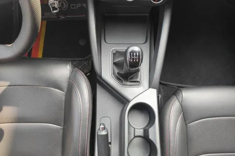 2021 DongFeng Fengon Fengon 500 1.5L 116HP L4 5MT,autocango,china used car exporter,china ev exporter,chinese used car exporter,chinese used ev exporter