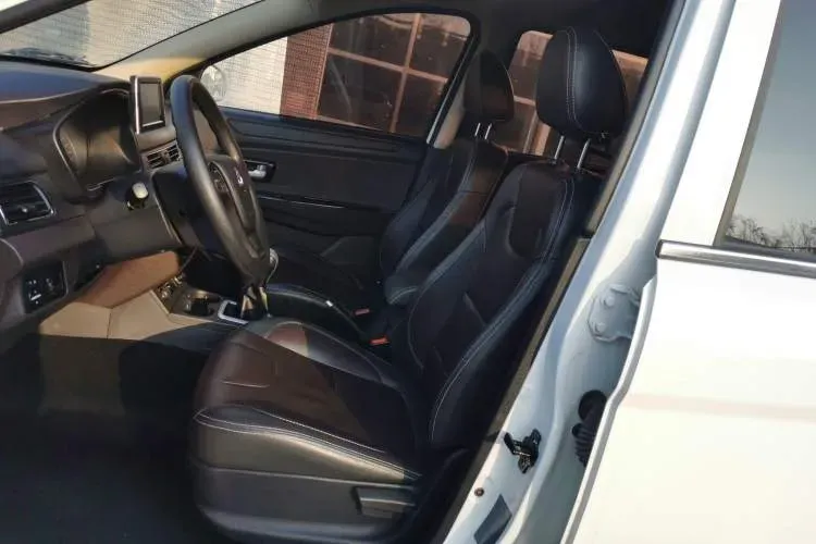 2018 DongFeng Fengon Fengon 330 1.5L 109HP L4 5MT,autocango,china used car exporter,china ev exporter,chinese used car exporter,chinese used ev exporter