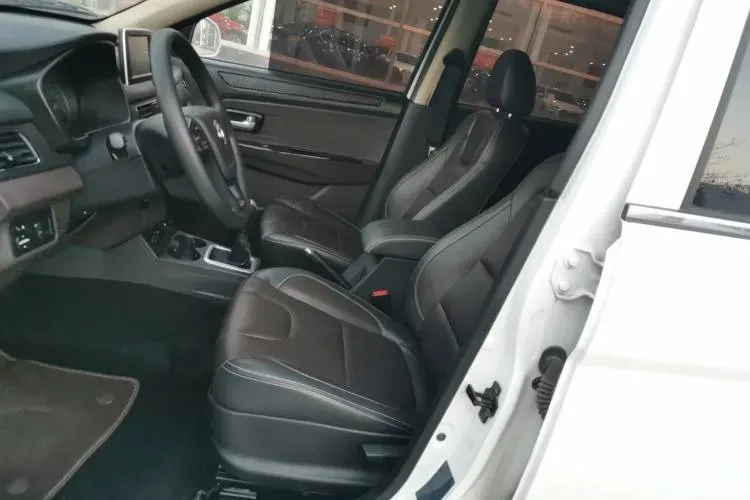 2018 DongFeng Fengon Fengon 330 1.5L 109HP L4 5MT,autocango,china used car exporter,china ev exporter,chinese used car exporter,chinese used ev exporter