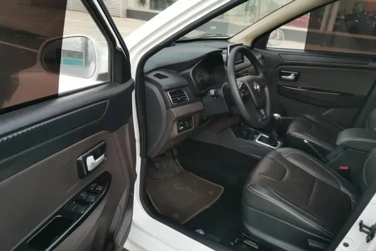 2018 DongFeng Fengon Fengon 330 1.5L 109HP L4 5MT,autocango,china used car exporter,china ev exporter,chinese used car exporter,chinese used ev exporter