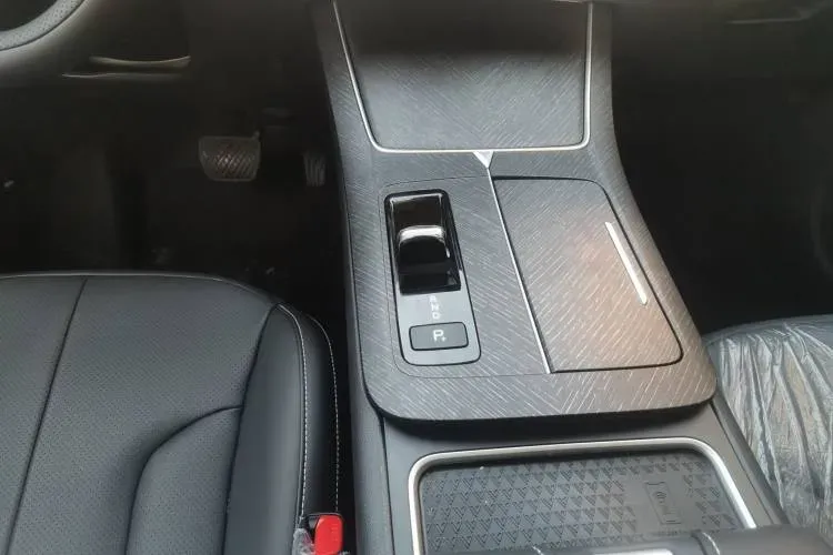 2023 Venucia Grand V DD-i 1.5T 163HP L4 E-CVT PHEV 18.4KWH,autocango,china used car exporter,china ev exporter,chinese used car exporter,chinese used ev exporter