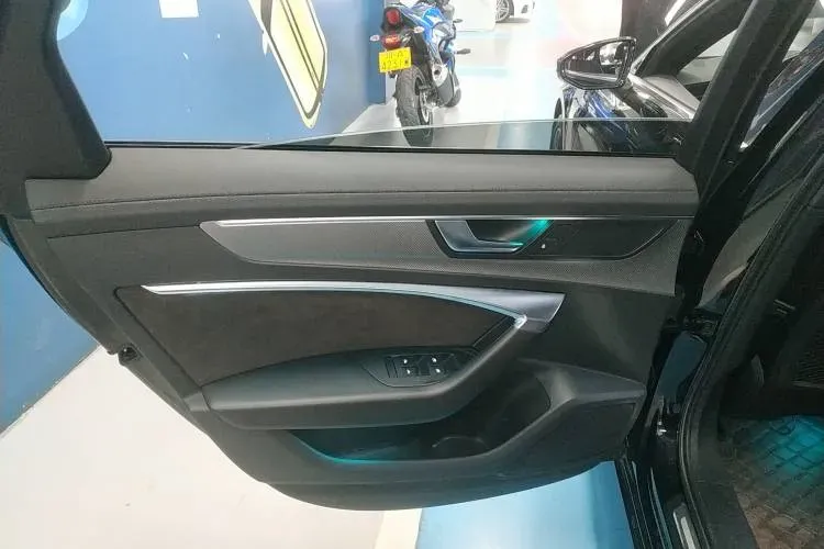 2019 Audi A6L 2.0T 224HP L4 7DCT,autocango,china used car exporter,china ev exporter,chinese used car exporter,chinese used ev exporter