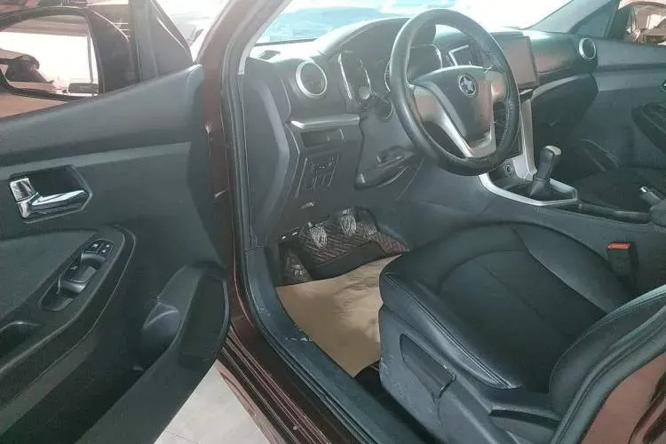 2015 Venucia T70 1.6L 121HP L4 5MT,autocango,china used car exporter,china ev exporter,chinese used car exporter,chinese used ev exporter