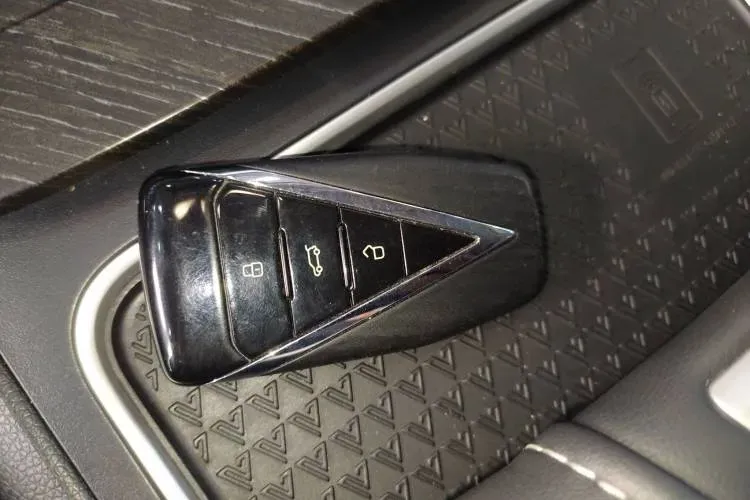 2023 Venucia Grand V DD-i 1.5T 163HP L4 E-CVT PHEV 18.4KWH,autocango,china used car exporter,china ev exporter,chinese used car exporter,chinese used ev exporter