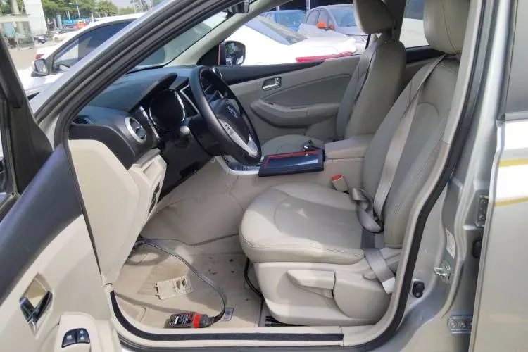 2015 Venucia T70 2.0L 144HP L4 CVT,autocango,china used car exporter,china ev exporter,chinese used car exporter,chinese used ev exporter