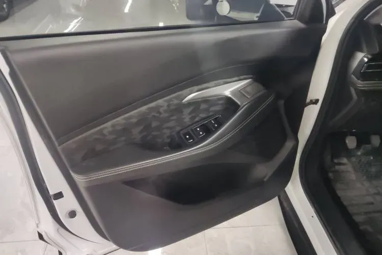 2020 BaoJun RS-3 1.5L 99HP L4 6MT,autocango,china used car exporter,china ev exporter,chinese used car exporter,chinese used ev exporter