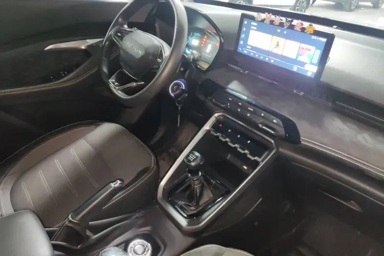 2020 BaoJun RS-3 1.5L 99HP L4 6MT,autocango,china used car exporter,china ev exporter,chinese used car exporter,chinese used ev exporter