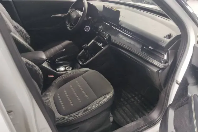 2020 BaoJun RS-3 1.5L 99HP L4 6MT,autocango,china used car exporter,china ev exporter,chinese used car exporter,chinese used ev exporter