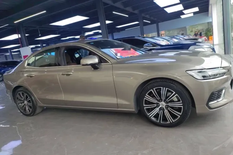 2020 Volvo S60 2.0T 303HP L4 8AT PHEV 11.6KWH,autocango,china used car exporter,china ev exporter,chinese used car exporter,chinese used ev exporter