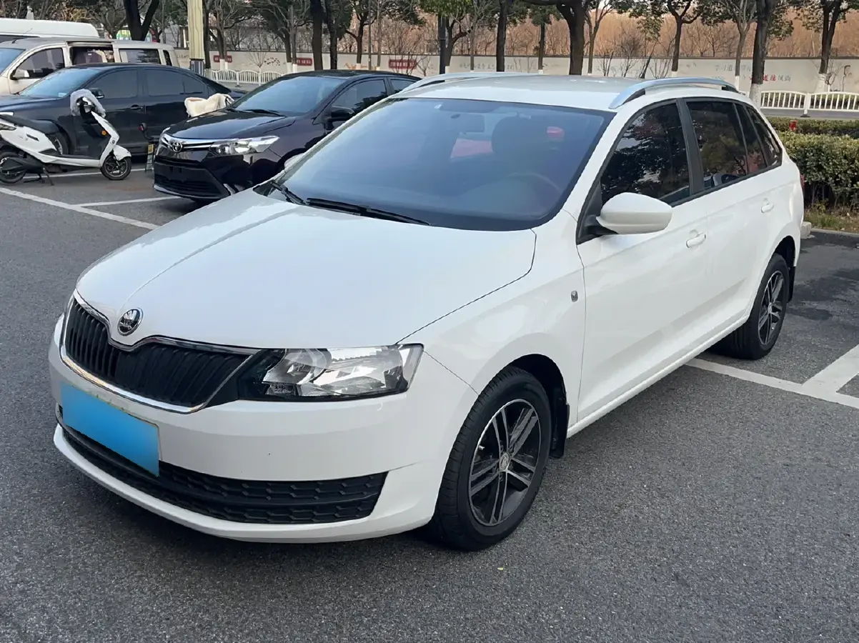 2016 Skoda Rapid Spaceback 1.4L 90HP L4 5MT
