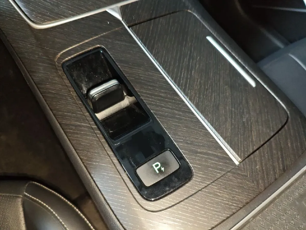 2023 Venucia Grand V DD-i 1.5T 163HP L4 E-CVT PHEV 18.4KWH,autocango,china used car exporter,china ev exporter,chinese used car exporter,chinese used ev exporter