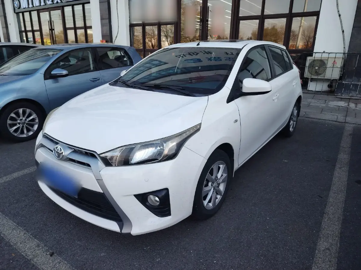 2015 Toyota Yaris L 1.5L 107HP L4 4AT