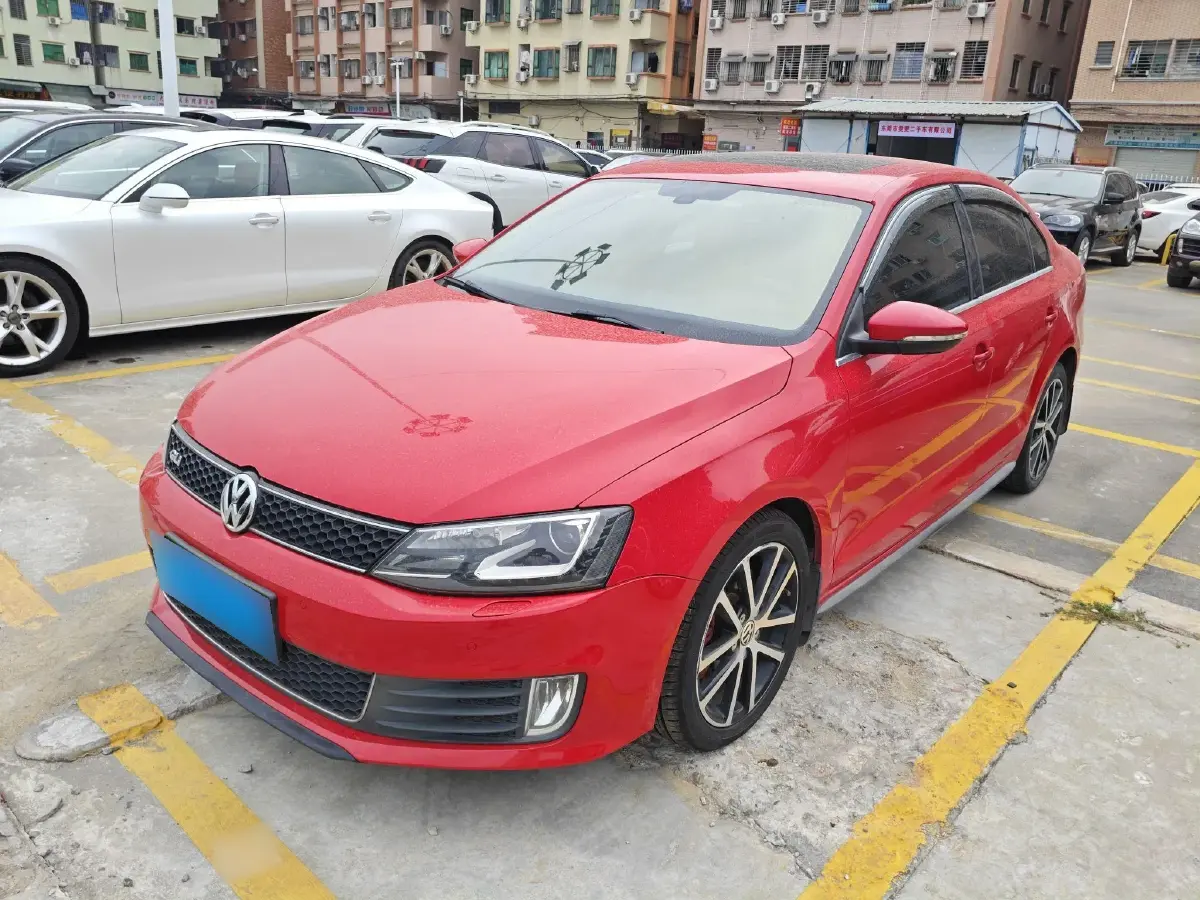 2013 Volkswagen Sagitar 2.0T 200HP L4 6DCT