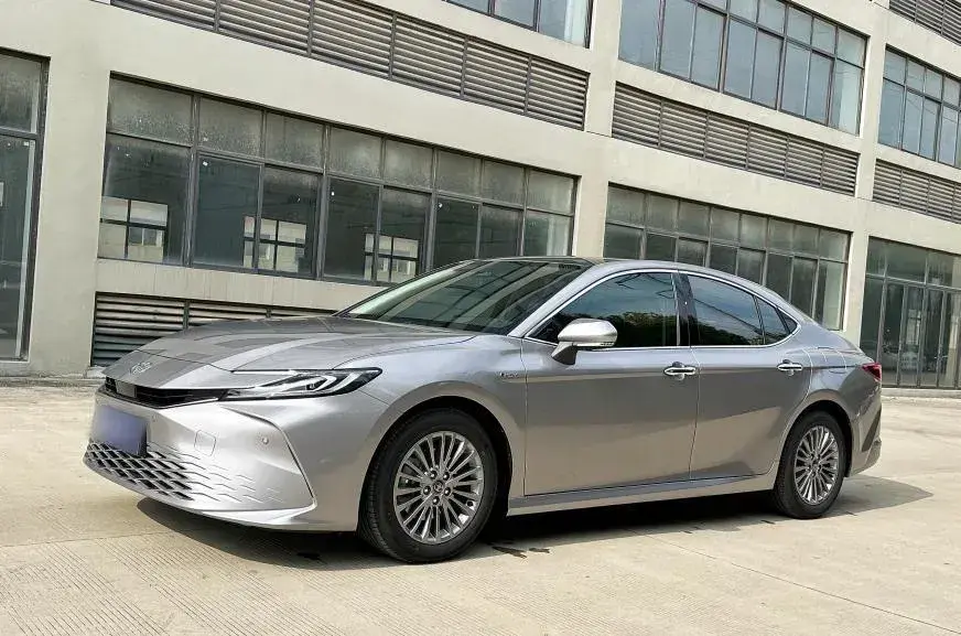 2024 Toyota Camry 2.0L 152HP L4 E-CVT Hybrid