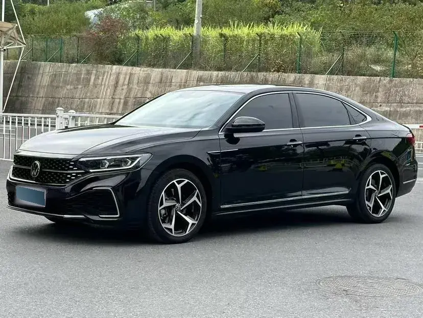 2023 Volkswagen Passat 2.0T 186HP L4 7DCT