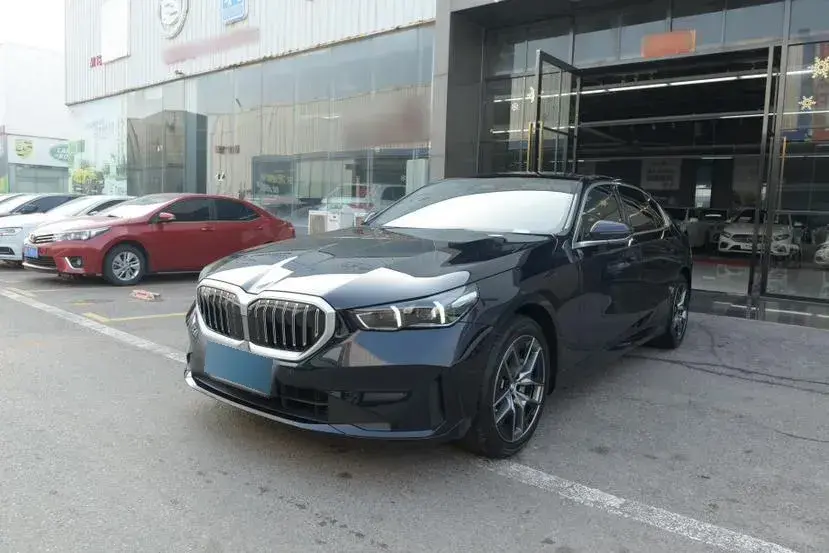 2024 BMW 5 Series 2.0T 258HP L4 8AT