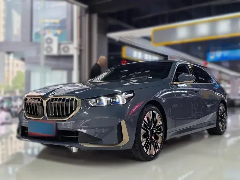 2024 BMW 5 Series 2.0T 258HP L4 8AT