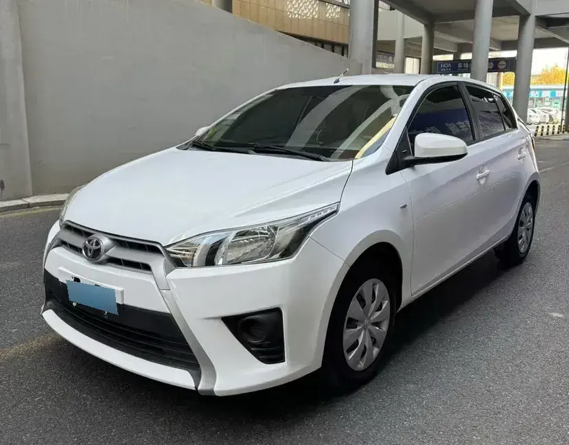 2015 Toyota Yaris L 1.5L 107HP L4 4AT