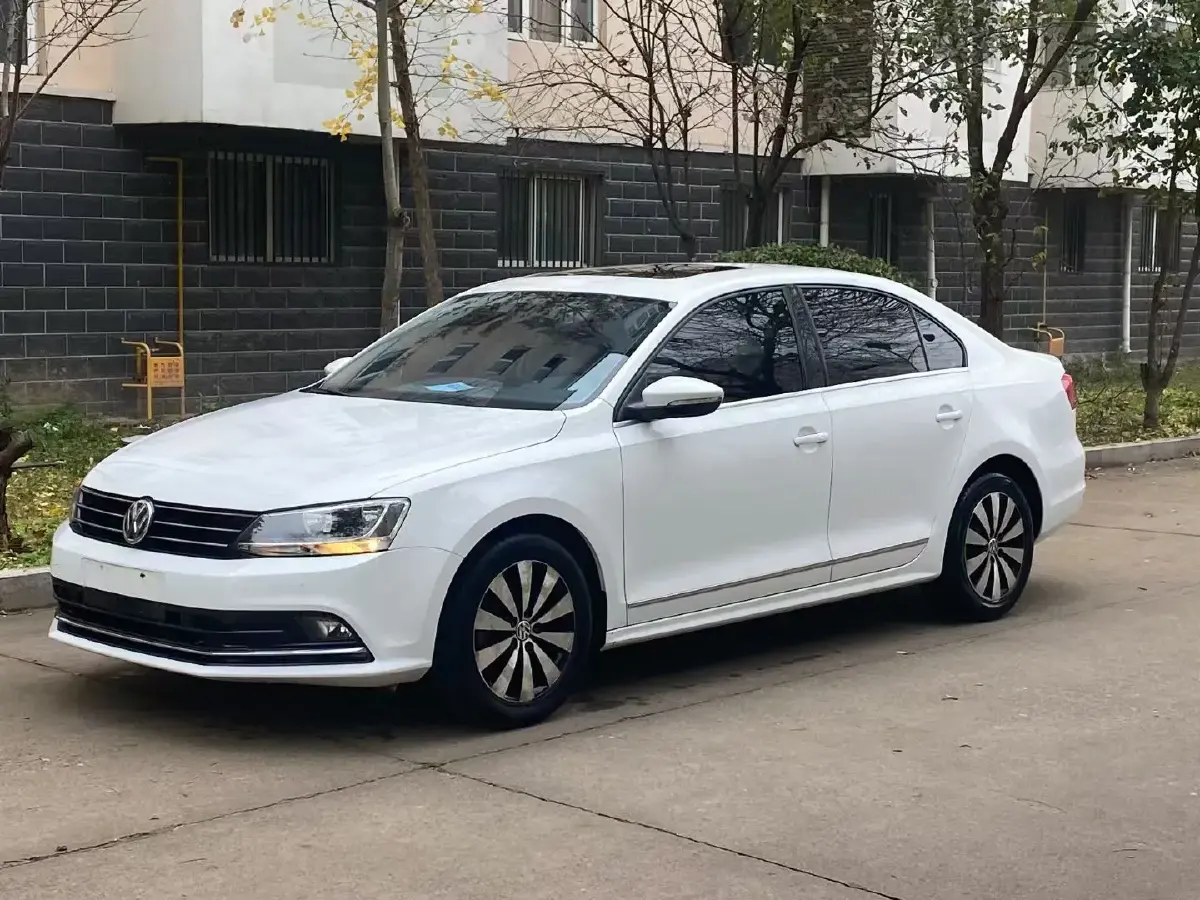 2015 Volkswagen Sagitar 1.4T 131HP L4 7DCT