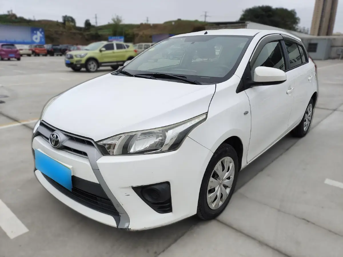 2015 Toyota Yaris L 1.5L 107HP L4 4AT