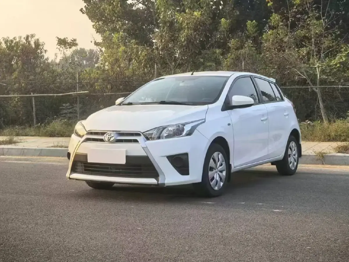 2015 Toyota Yaris L 1.5L 107HP L4 4AT