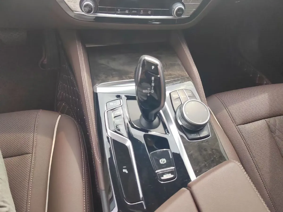 2022 BMW 5 Series 2.0T 184HP L4 8AT,autocango,china used car exporter,china ev exporter,chinese used car exporter,chinese used ev exporter