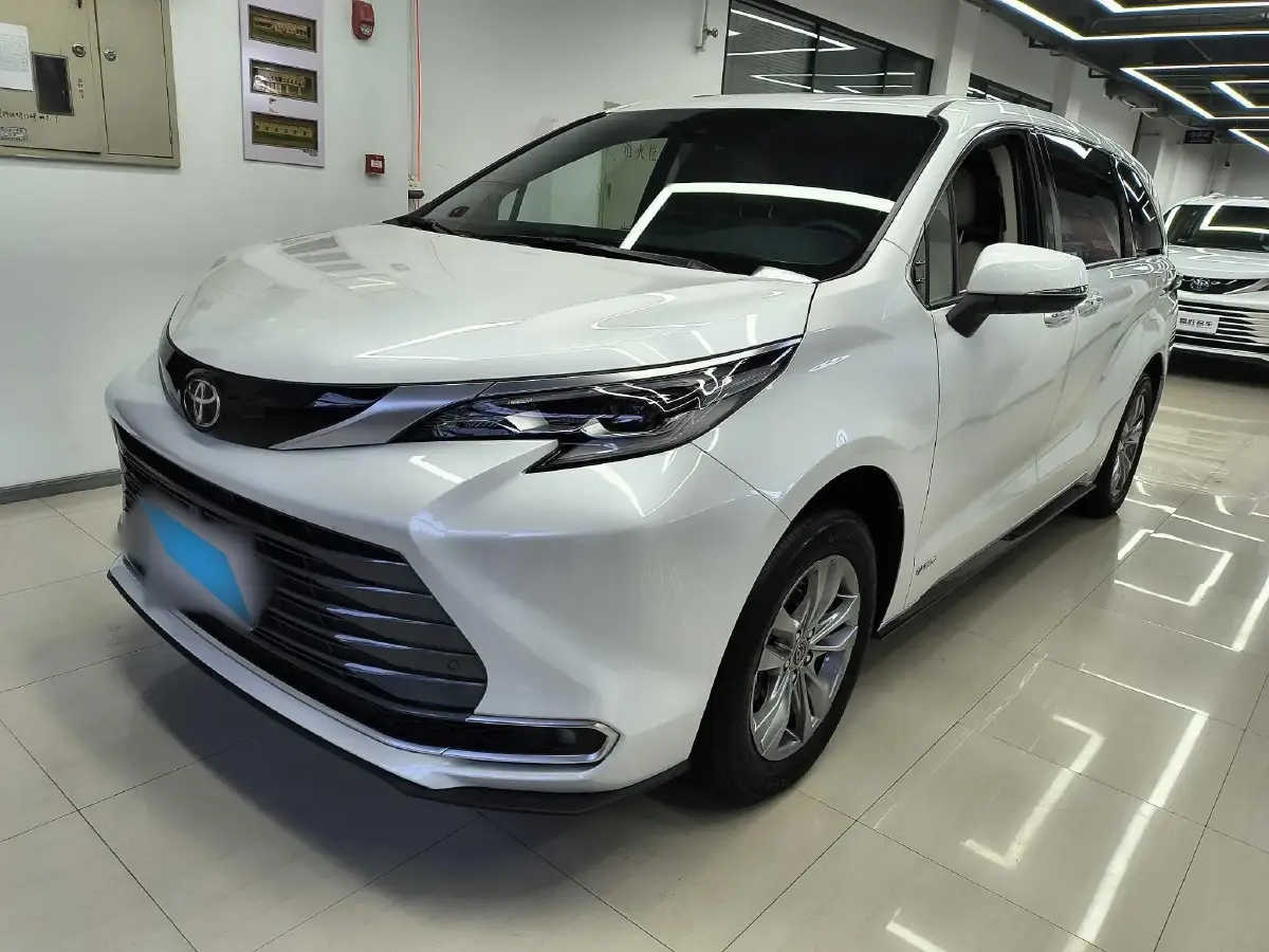 2024 Toyota Sienna 2.5L 189HP L4 E-CVT Hybrid