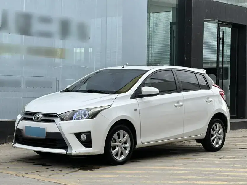 2015 Toyota Yaris L 1.5L 107HP L4 4AT