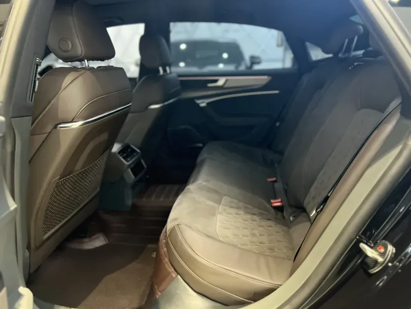 2022 Audi A7L 2.0T 245HP L4 7DCT,autocango,china used car exporter,china ev exporter,chinese used car exporter,chinese used ev exporter