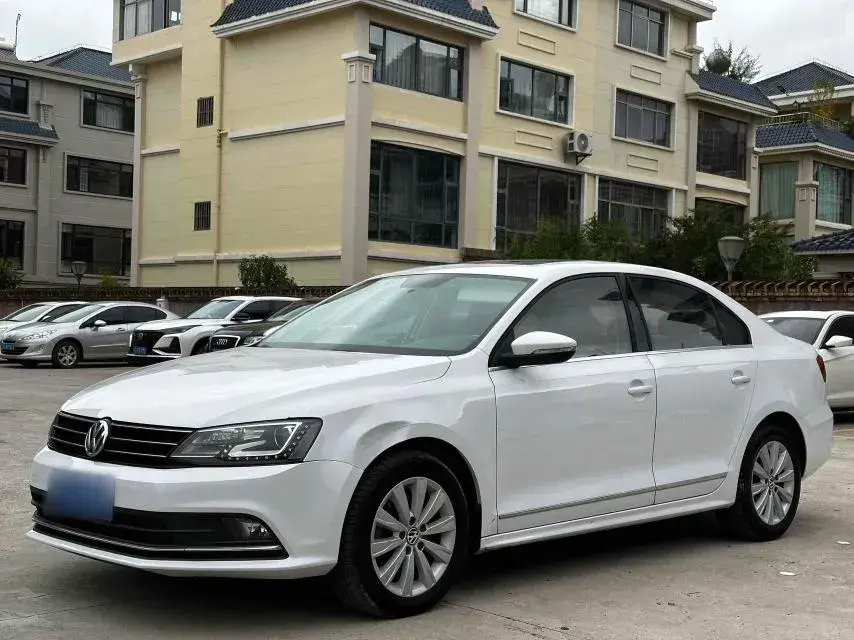 2015 Volkswagen Sagitar 1.4T 131HP L4 7DCT