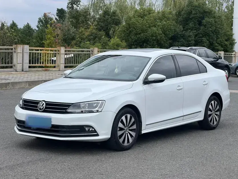2017 Volkswagen Sagitar 1.2T 110HP L4 7DCT