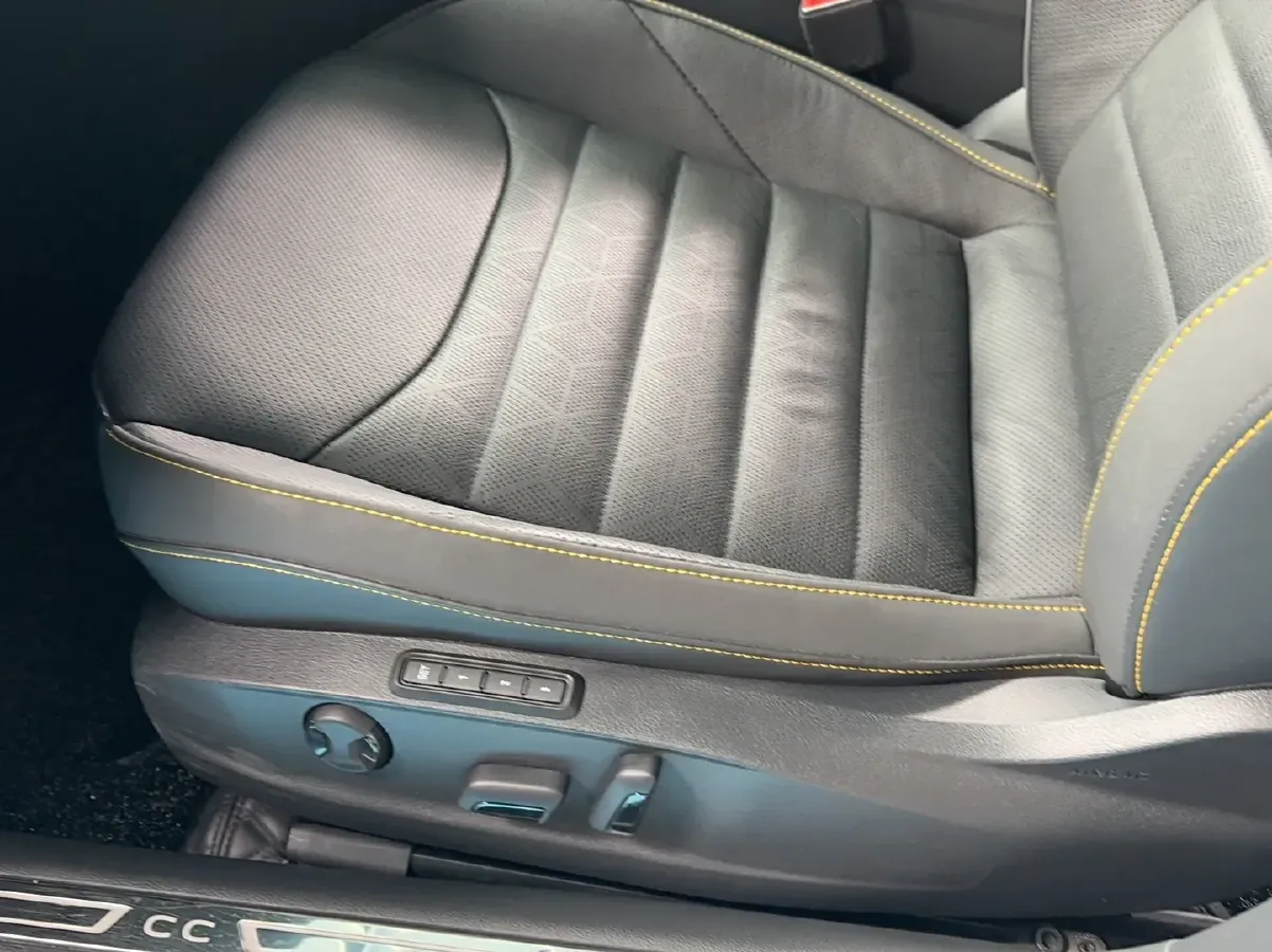 2023 Volkswagen CC 2.0T 220HP L4 7DCT,autocango,china used car exporter,china ev exporter,chinese used car exporter,chinese used ev exporter