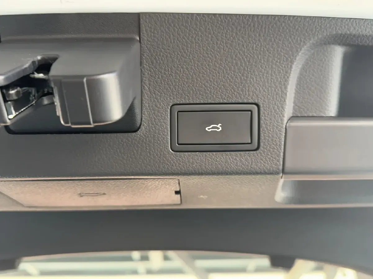 2023 Volkswagen CC 2.0T 220HP L4 7DCT,autocango,china used car exporter,china ev exporter,chinese used car exporter,chinese used ev exporter