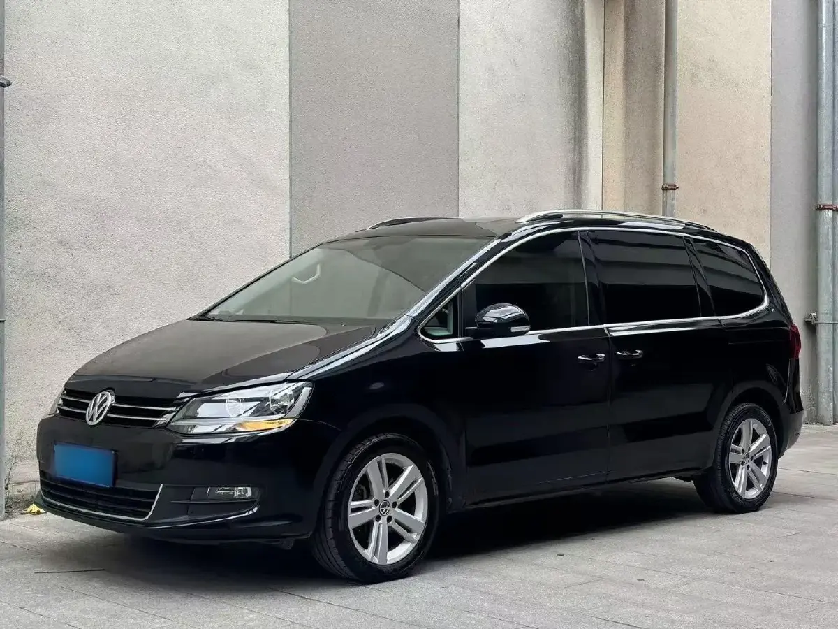 2017 Volkswagen Sharan 2.0T 220HP L4 6DCT