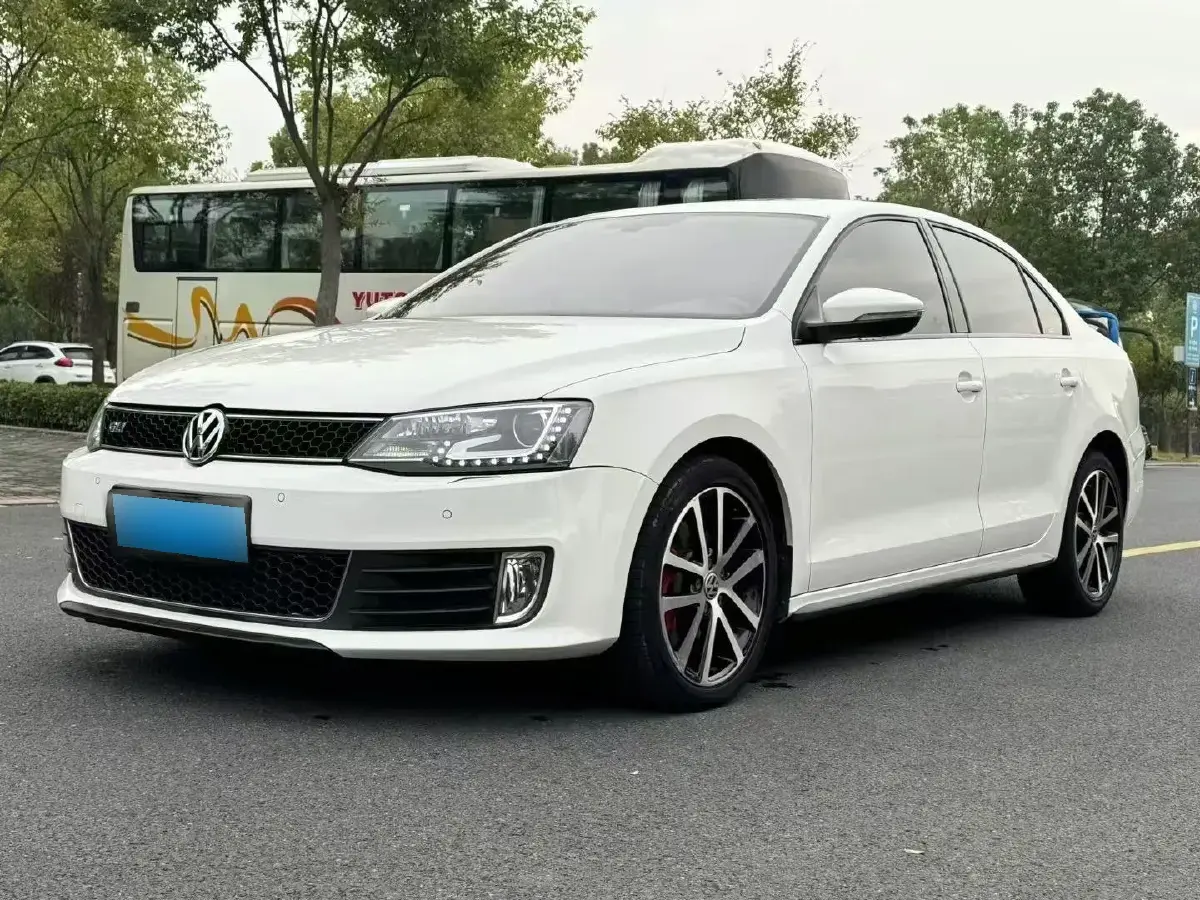 2013 Volkswagen Sagitar 2.0T 200HP L4 6DCT